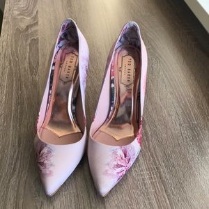 Flowery pink pumps